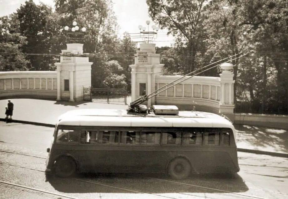 Как выглядел вход в ботсад Фомина в Киеве в 1938 году до строительства станции метро ''Университет''. Архивное фото