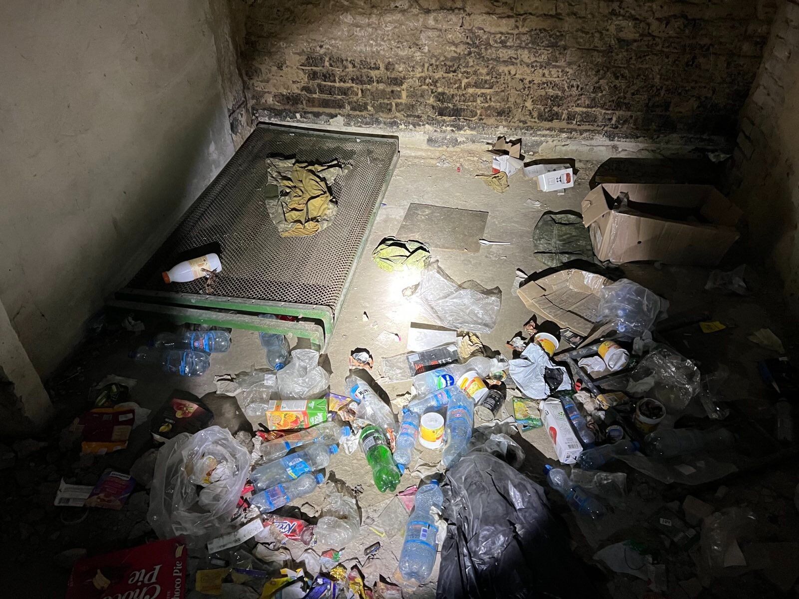 ''Здесь спали, ели и все остальное'': в сети показали подвалы в Херсоне, где жили оккупанты. Фото и видео