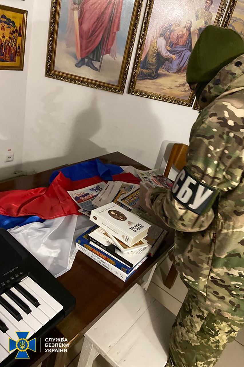 СБУ обнаружила в епархиях УПЦ МП листовки объединения Медведчука, российские триколоры и бывшие склады оккупантов. Фото