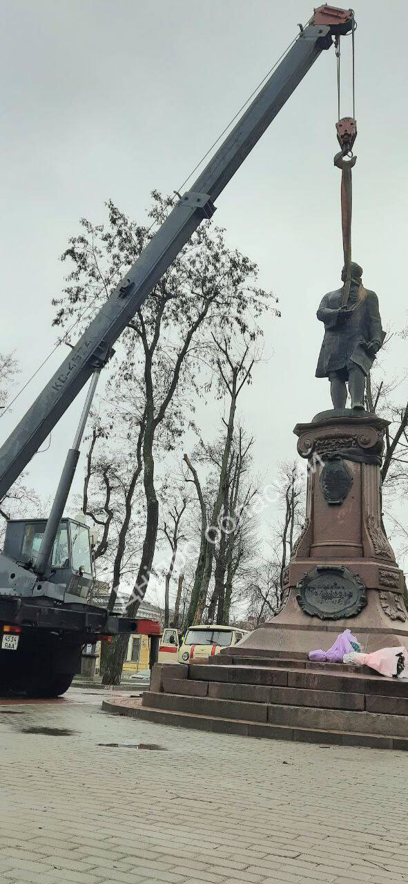У Дніпрі демонтували пам'ятник російському вченому Ломоносову. Фото
