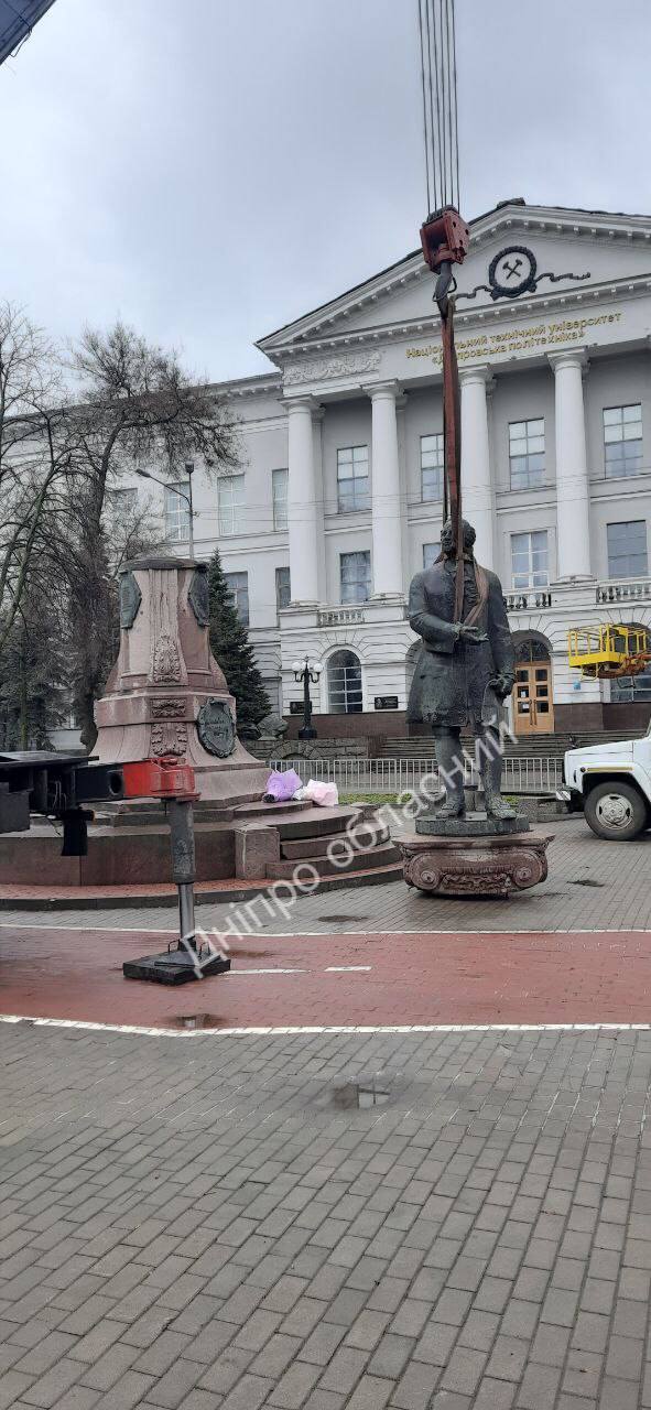 У Дніпрі демонтували пам'ятник російському вченому Ломоносову. Фото