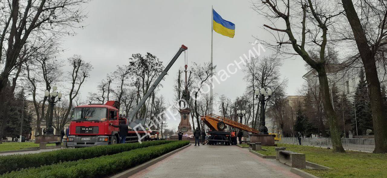 У Дніпрі демонтували пам'ятник російському вченому Ломоносову. Фото