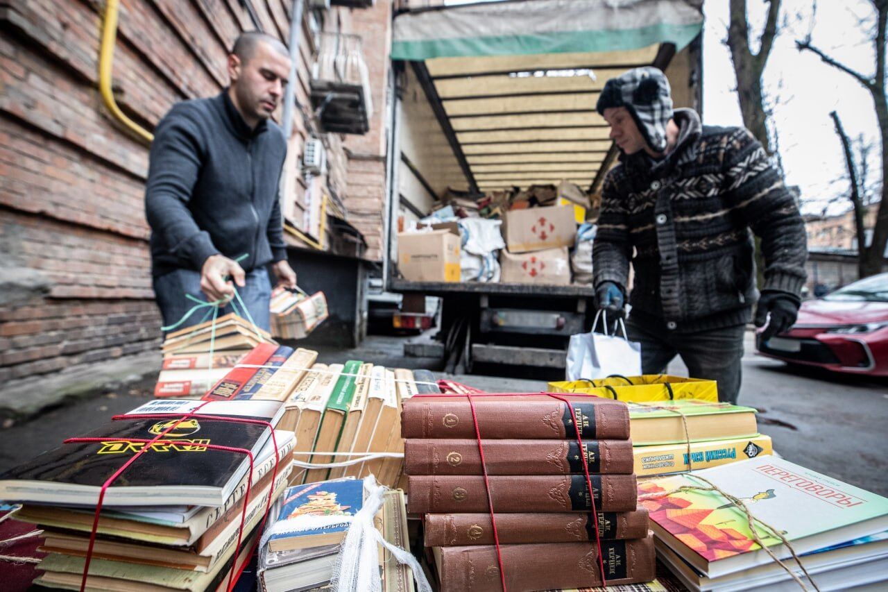 В Киеве можно сдать русские книги: средства от переработки пойдут на помощь ВСУ. Фото