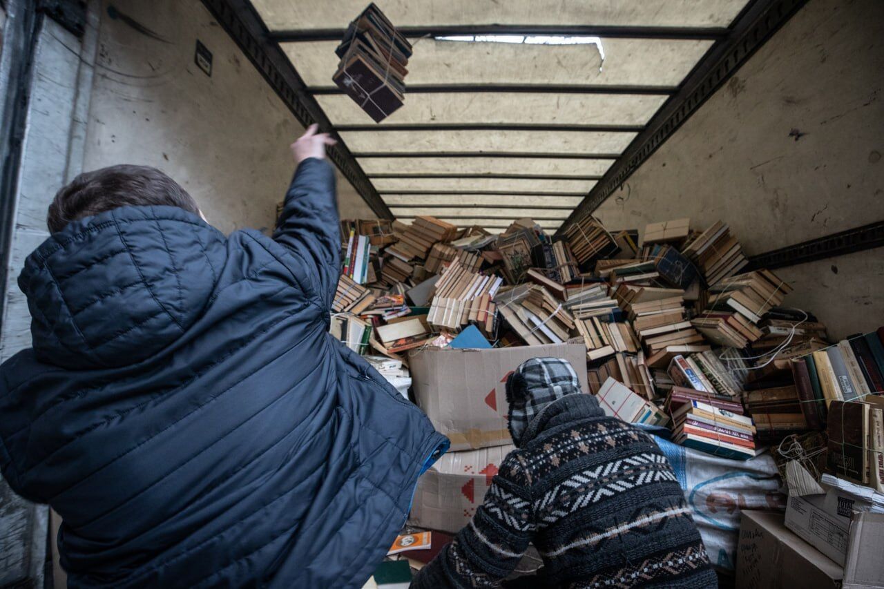 У Києві можна здати російські книги: кошти від переробки підуть на допомогу ЗСУ. Фото
