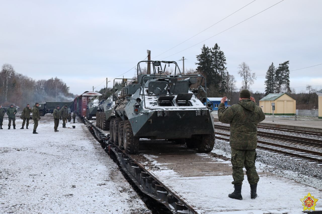 Встречали хлебом-солью: Россия перебросила в Беларусь эшелон с военными и десятки единиц техники. Фото