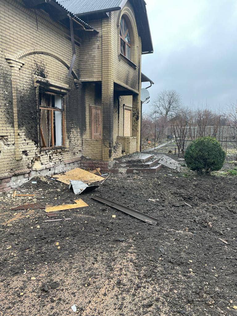 Оккупанты накануне Рождества нанесли удар по Курахово: попали в дом и больницу, где находились десятки человек. Фото