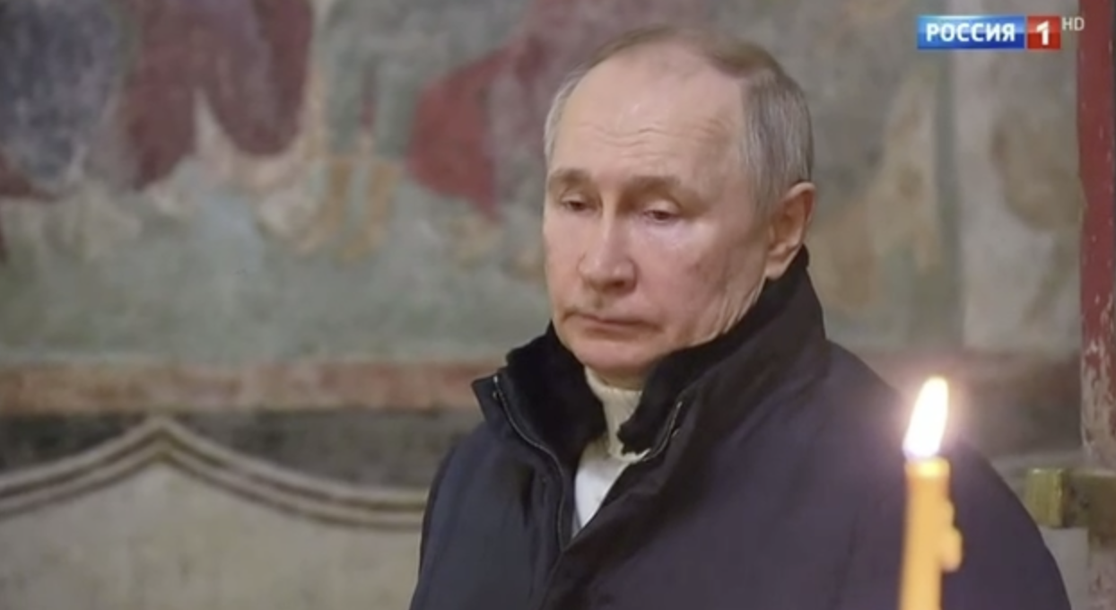 Путин впервые один без массовки пришел на рождественскую службу в храм: в сети волна хейта. Фото и видео