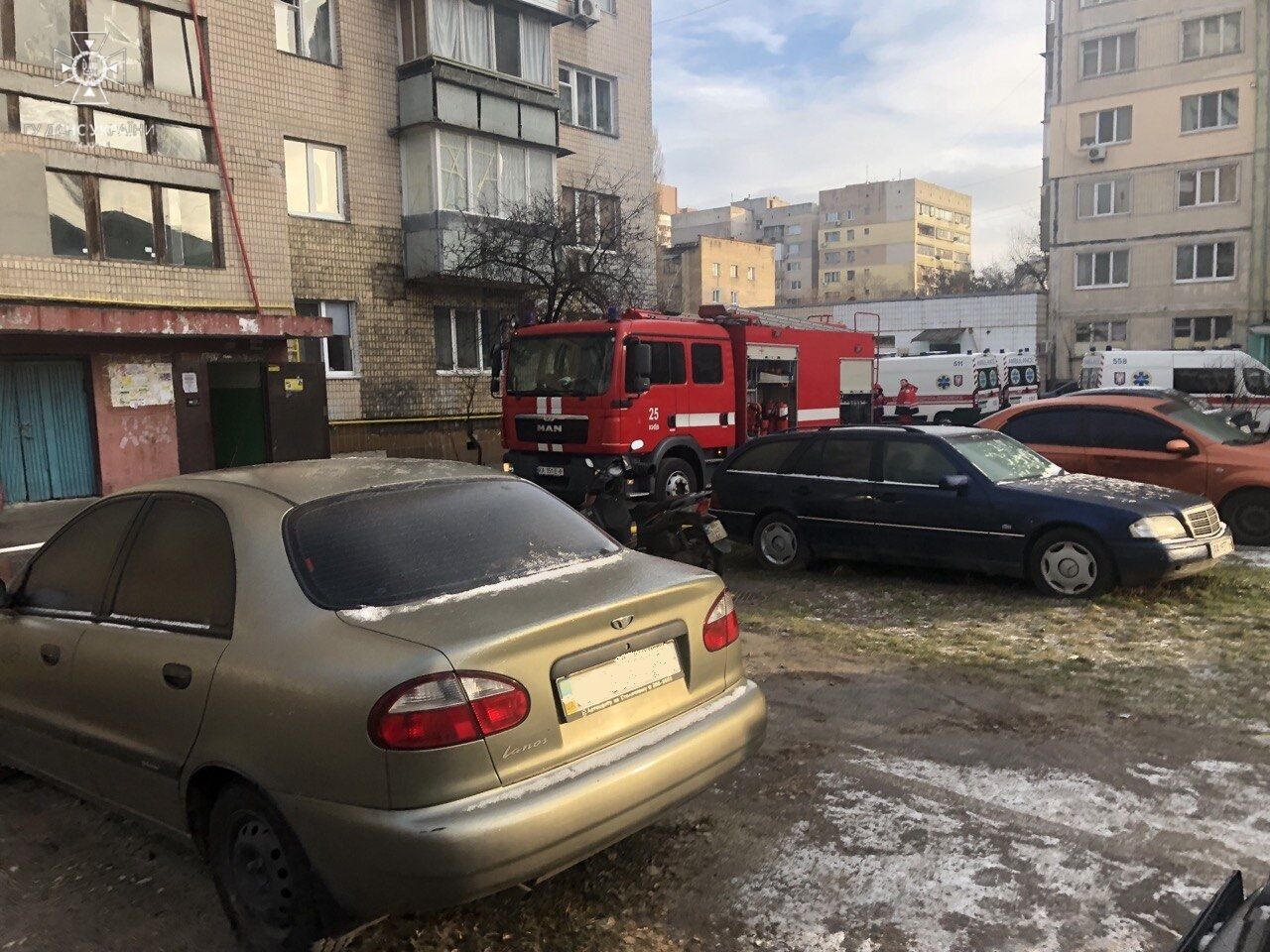 В Киеве бойцы ГСЧС спасли трех человек из горящей квартиры. Фото