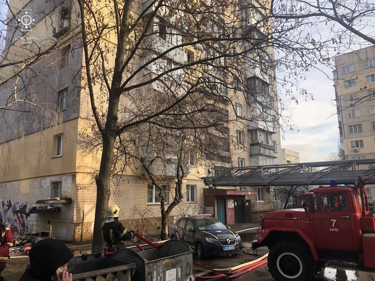 В Киеве бойцы ГСЧС спасли трех человек из горящей квартиры. Фото