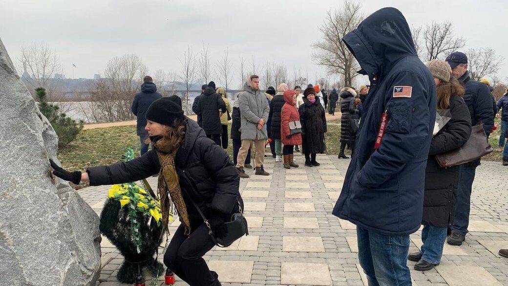 В Киеве почтили память погибших в авиакатастрофе в небе над Тегераном 8 января 2020 года. Фото