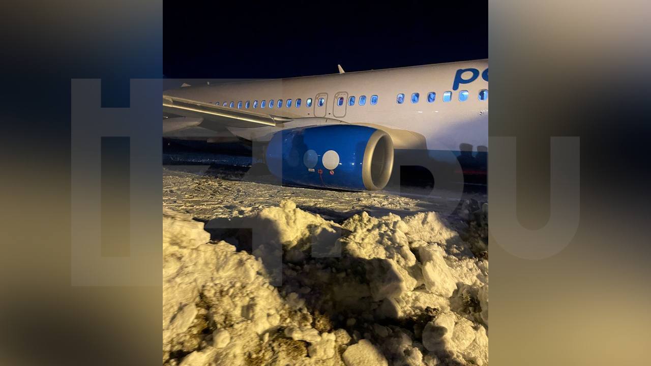 У Росії пасажирський літак застряг у сніговому заметі: відкопували пів години. Фото і відео