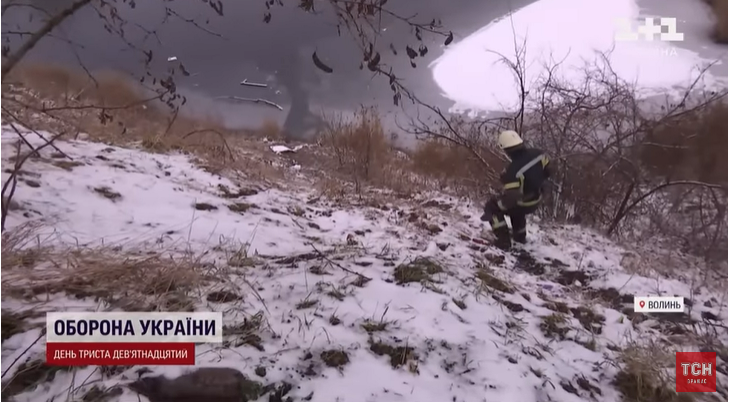 Справжнє різдвяне диво: на Волині медики чотири години боролися за життя двох дітей, які провалилися під кригу. Відео