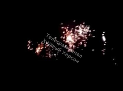 Россияне ночью снова обстреляли Херсон зажигательными снарядами. Фото и видео