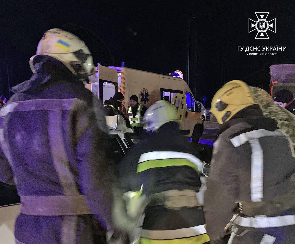 На Київщині зіткнулись дві машини: постраждалих із понівеченого авто деблокували рятувальники. Фото