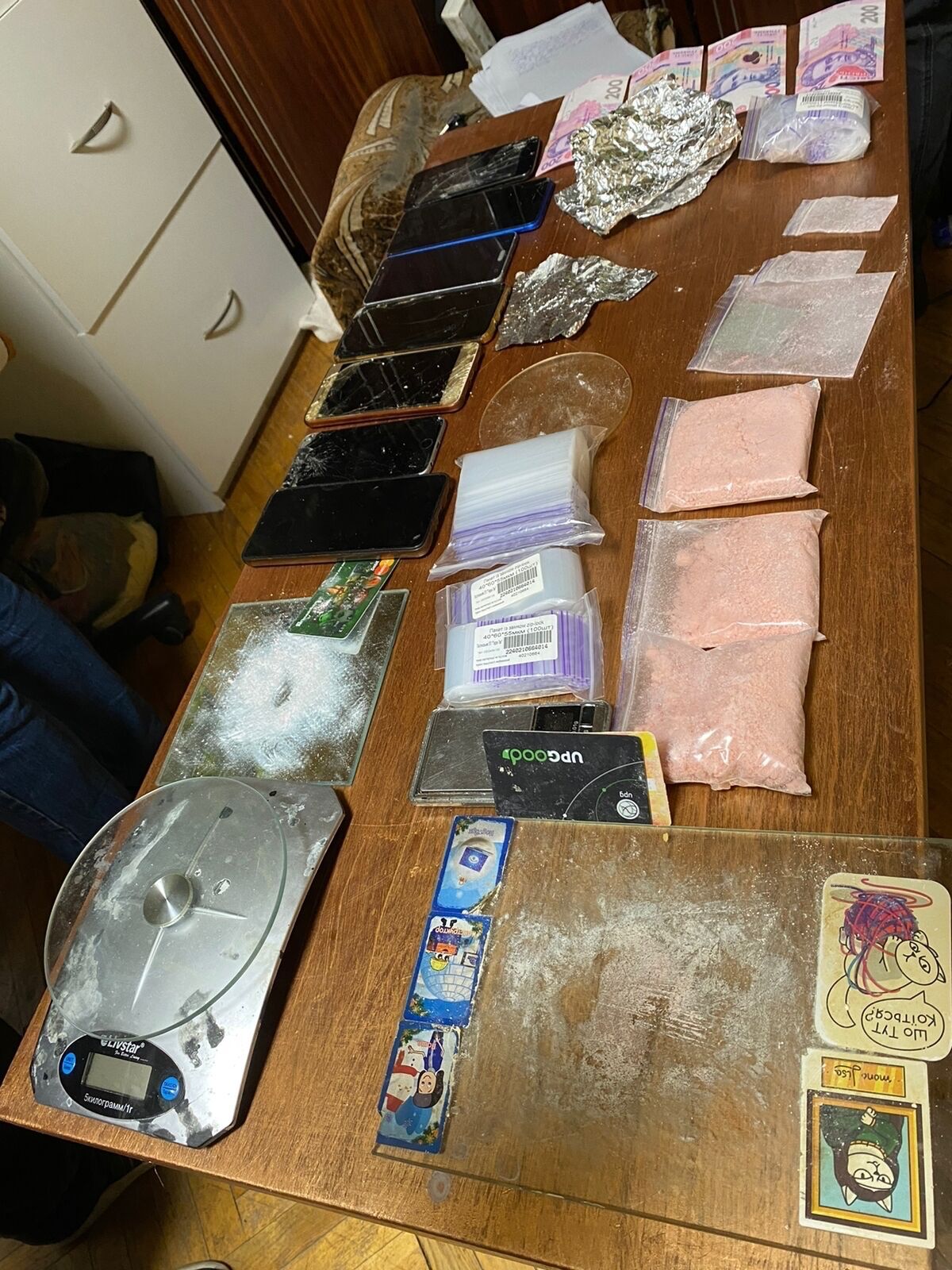 У Києві затримали групу наркоділків: у них вилучили "товар" на майже 1 млн грн. Фото та відео