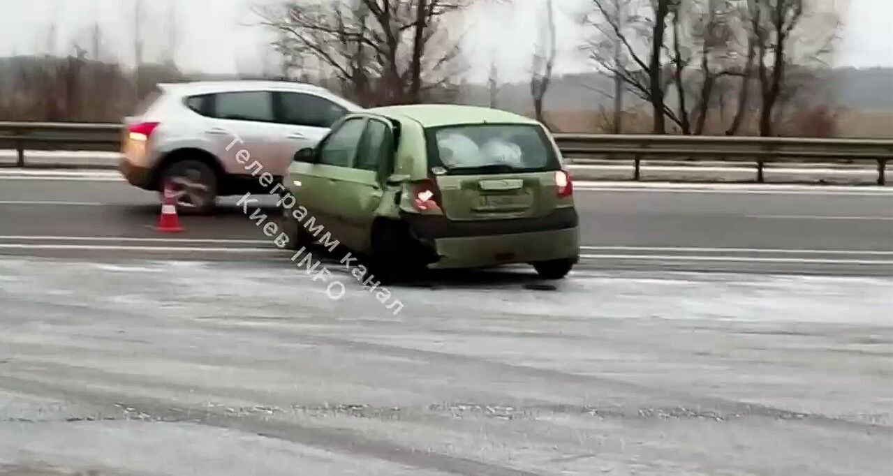 На Київщині поблизу Макарова сталась масштабна ДТП: утворився великий затор. Відео