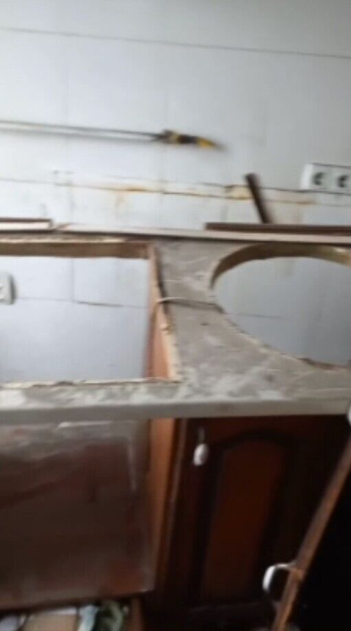 "Унитаза и ванны нет, мебель вынесли": мариупольцы показали уцелевшую квартиру, где побывали оккупанты. Видео