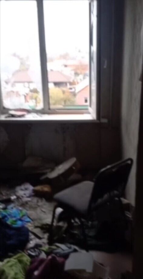 "Унітаза і ванни немає, меблі винесли": маріупольці показали вцілілу квартиру, де побували окупанти. Відео
