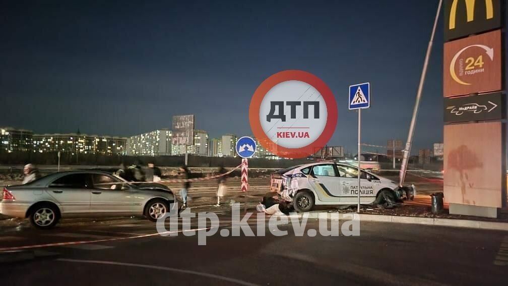 У Києві сталась ДТП за участю Mercedes та авто патрульної поліції: є потерпілі. Фото та відео