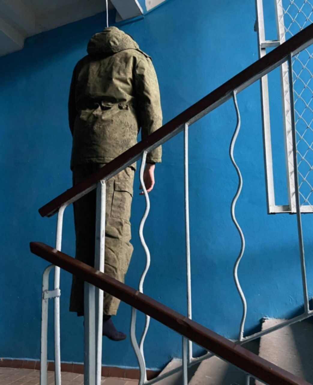''Кадировці знову постаралися?'' У Мурманській області знайшли повішеним російського військового. Фото 