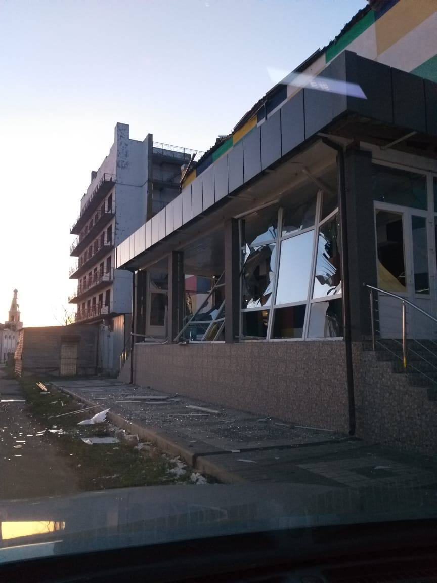 Окупанти вдарили по Очакову: 15 людей отримали поранення, серед них – дворічна дитина. Фото й відео