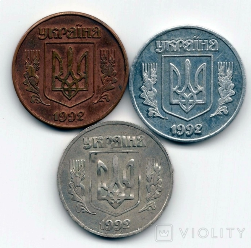 Монет в наборе три - и каждая отчеканена из разного материала: алюминия, меди и серебра