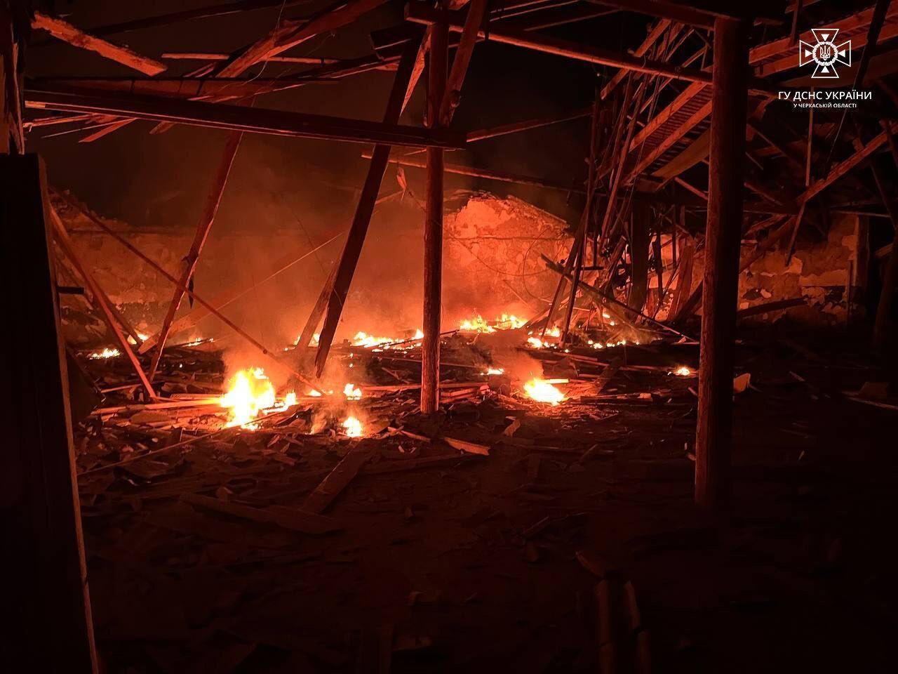 На Черкасщине прилет после ночной атаки РФ: загорелись склады с зерном. Фото