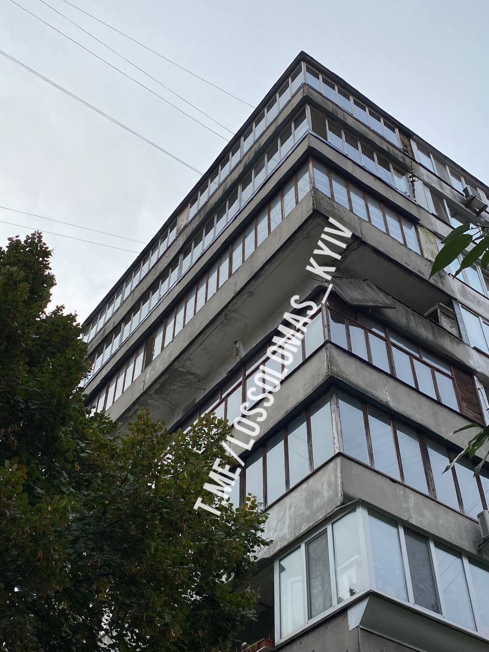 У Києві в багатоповерхівці обвалився балкон. Фото та відео