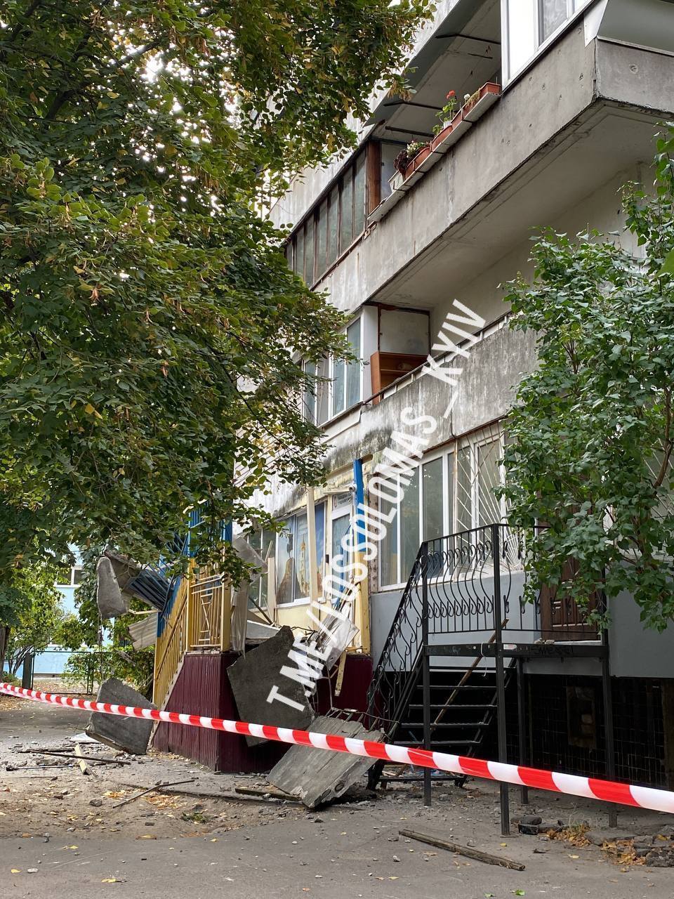 У Києві в багатоповерхівці обвалився балкон. Фото та відео