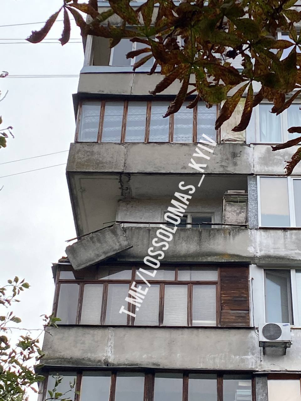 В Киеве в многоэтажке обрушился балкон. Фото и видео