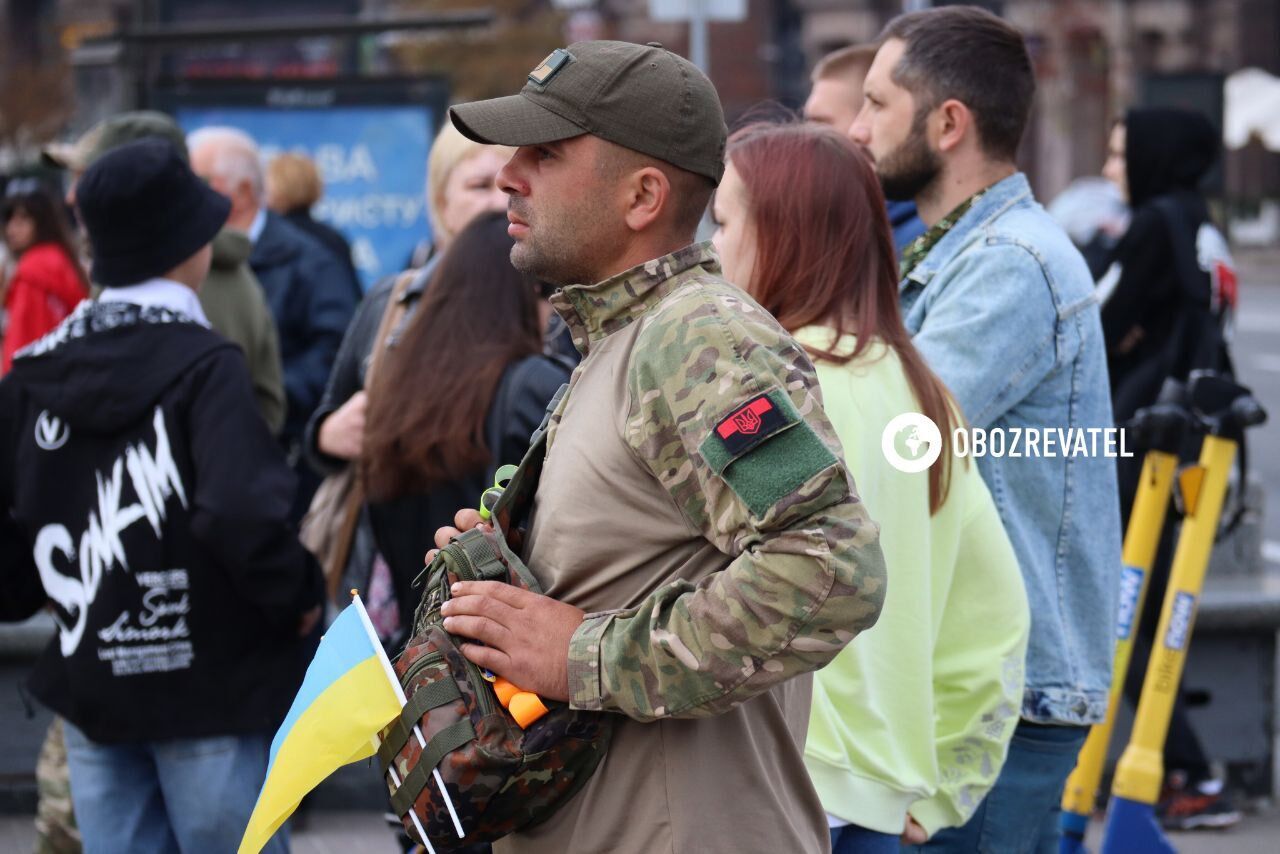 Київ зупинився о 9 ранку в пам'ять про загиблих героїв: фото і відео з Хрещатика