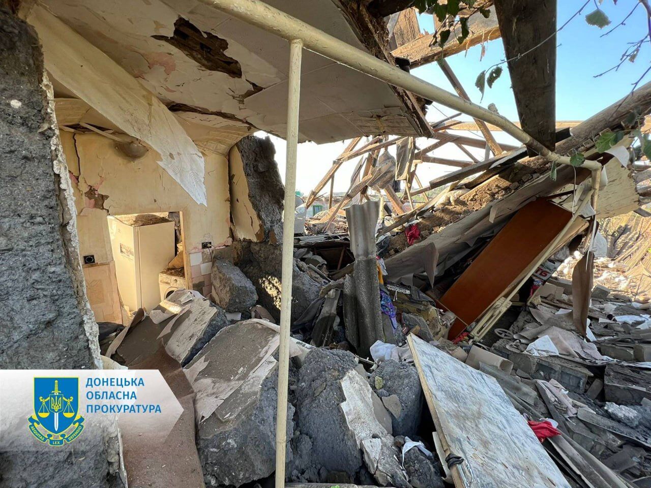 В Донецкой области после ночной атаки РФ вся семья оказалась под завалами собственного дома. Фото
