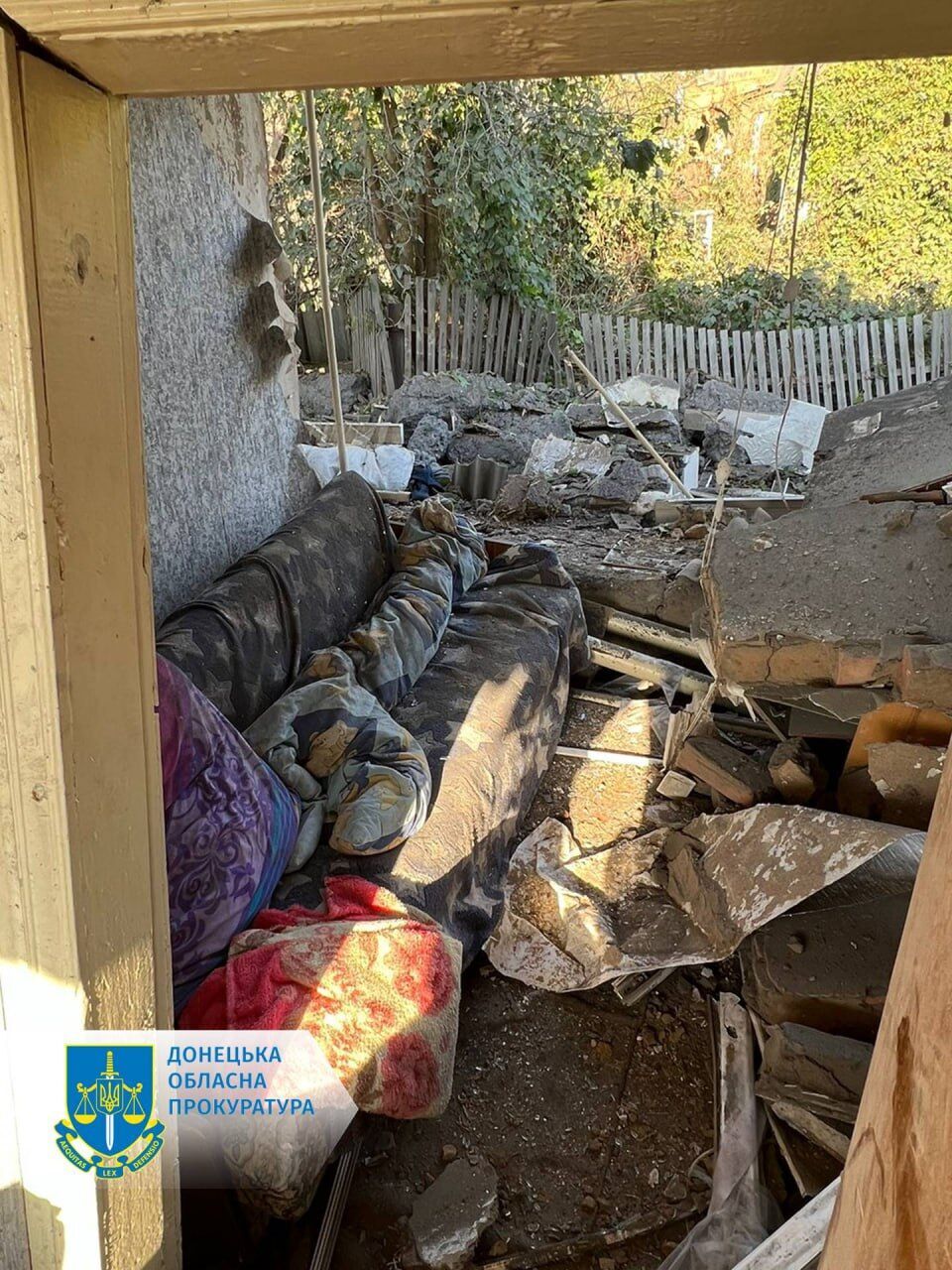 На Донеччині після нічної атаки РФ уся родина опинилася під завалами власного будинку. Фото