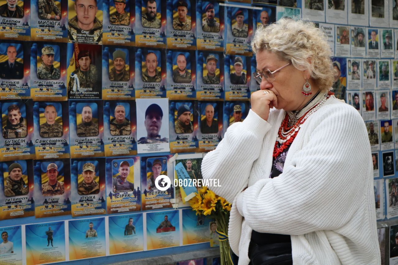 У Києві українці прийшли до Михайлівського монастиря вшанувати загиблих воїнів. Фото