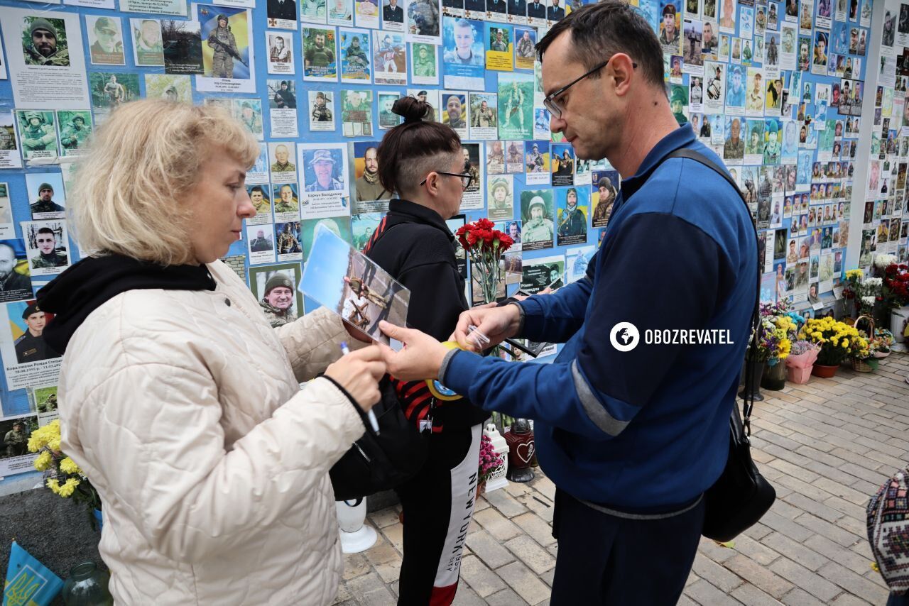 В Киеве украинцы пришли к Михайловскому монастырю почтить память погибших воинов. Фото