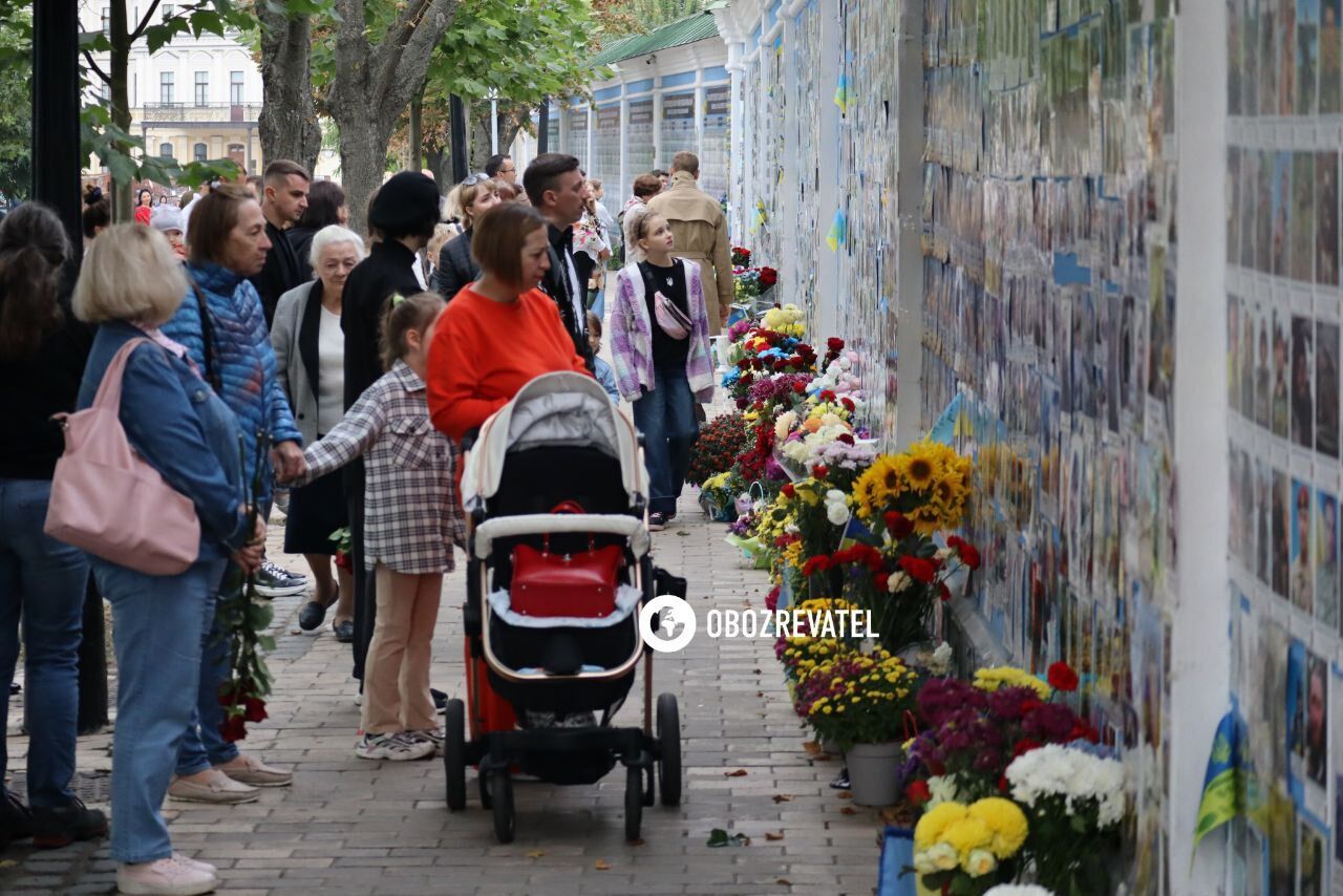 В Киеве украинцы пришли к Михайловскому монастырю почтить память погибших воинов. Фото