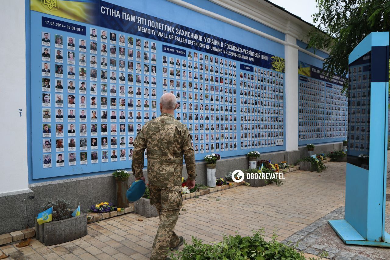 У Києві українці прийшли до Михайлівського монастиря вшанувати загиблих воїнів. Фото