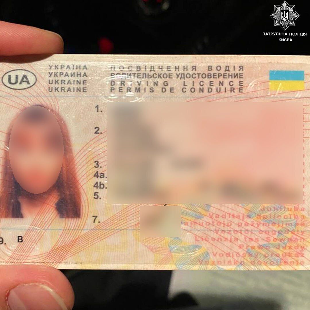 У Києві затримали жінку, яка п’яною їздила з підробленим посвідченням водія і ледь не збила пішохода. Фото 