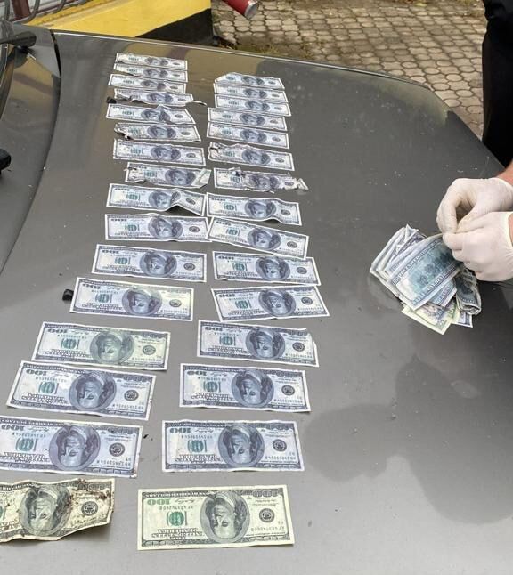 Требовали $11 тыс. несуществующего долга: на Днепропетровщине задержали двух мужчин, терроризировавших отца погибшего военного. Фото