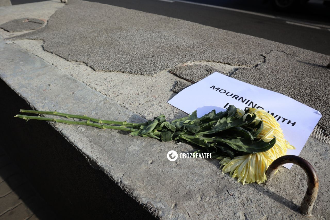 Украинцы несут цветы в посольство Израиля в Киеве. Фото