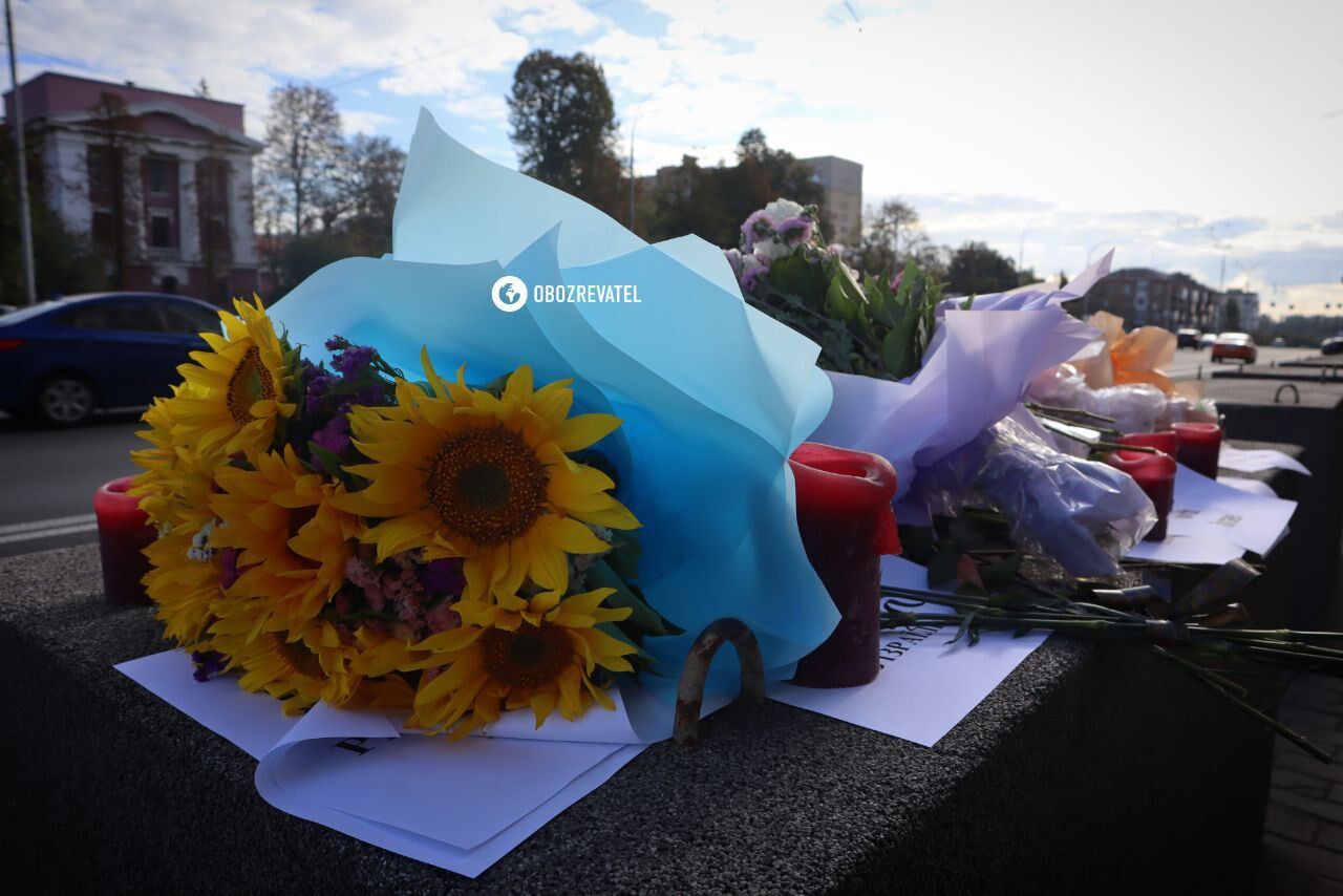 Украинцы несут цветы в посольство Израиля в Киеве. Фото