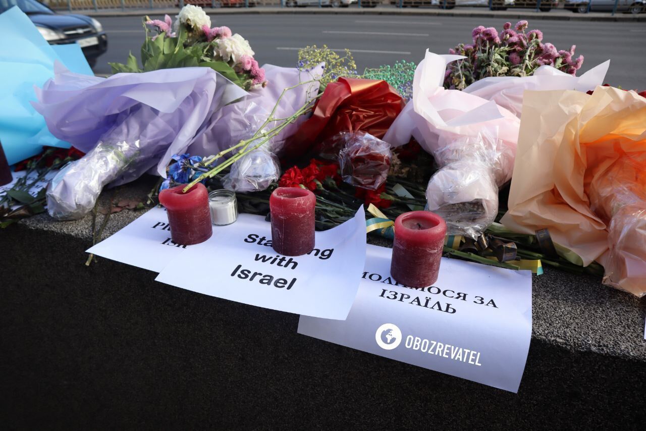 Украинцы несут цветы в посольство Израиля в Киеве. Фото
