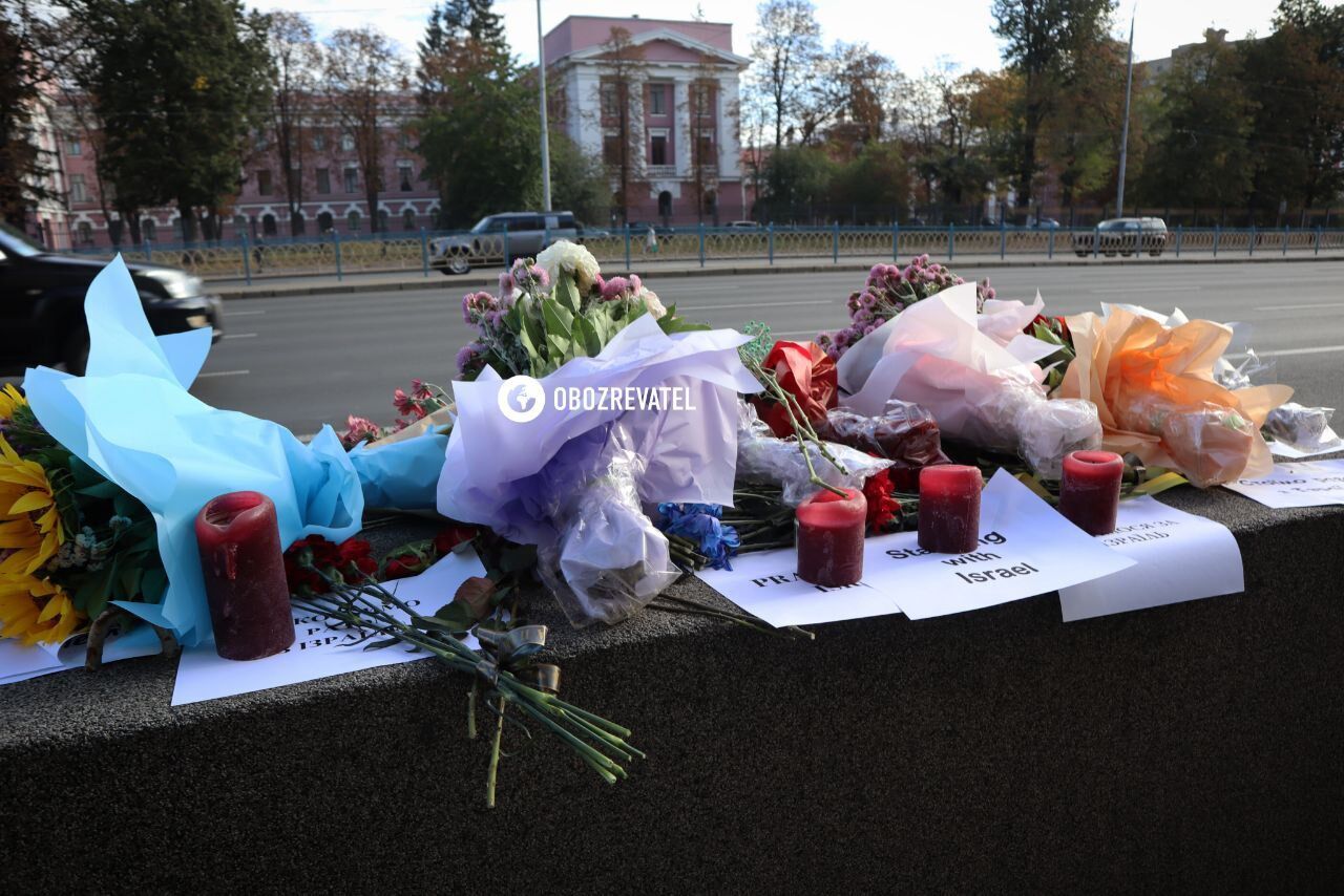 Украинцы несут цветы в посольство Израиля в Киеве. Фото