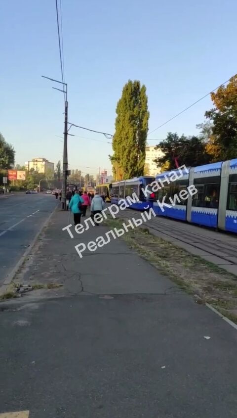 В Киеве временно невозможно выехать с Троещины на трамвае: один из вагонов сошел с рельсов. Фото и видео