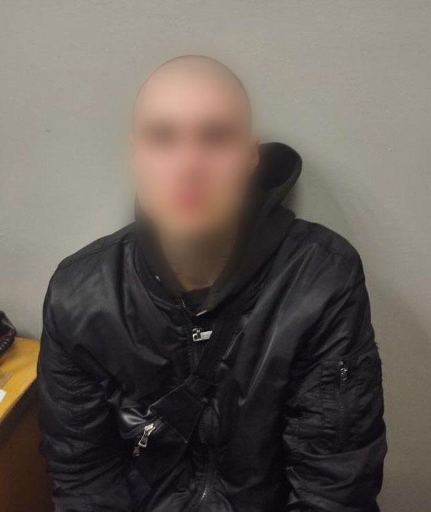 В Киеве с поличным задержали мужчину, который ограбил подростка возле станции метро "Крещатик". Фото