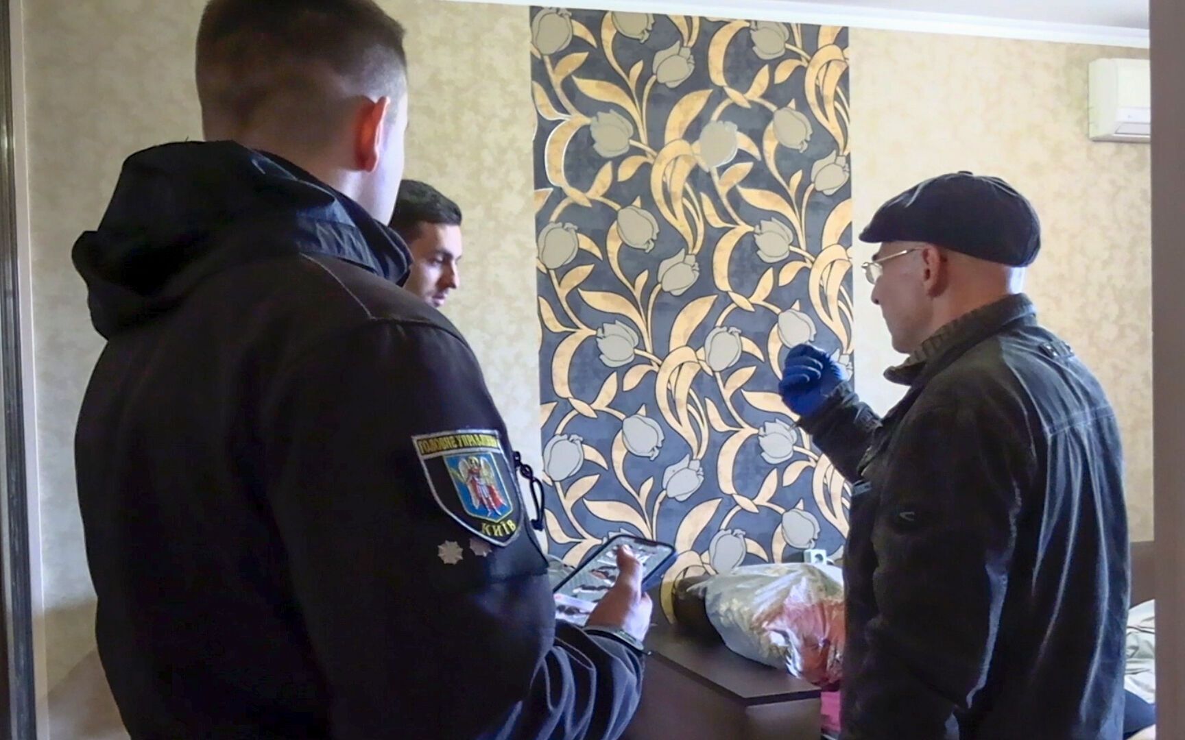 У Києві чоловік забив до смерті сусіда, викликав поліцію і розповів, що не причетний. Фото і відео