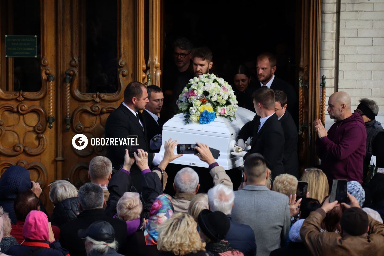 Похорон Ніни Матвієнко: попрощатися з легендарною артисткою прийшли зірки, військові та політики. Всі подробиці, фото й відео