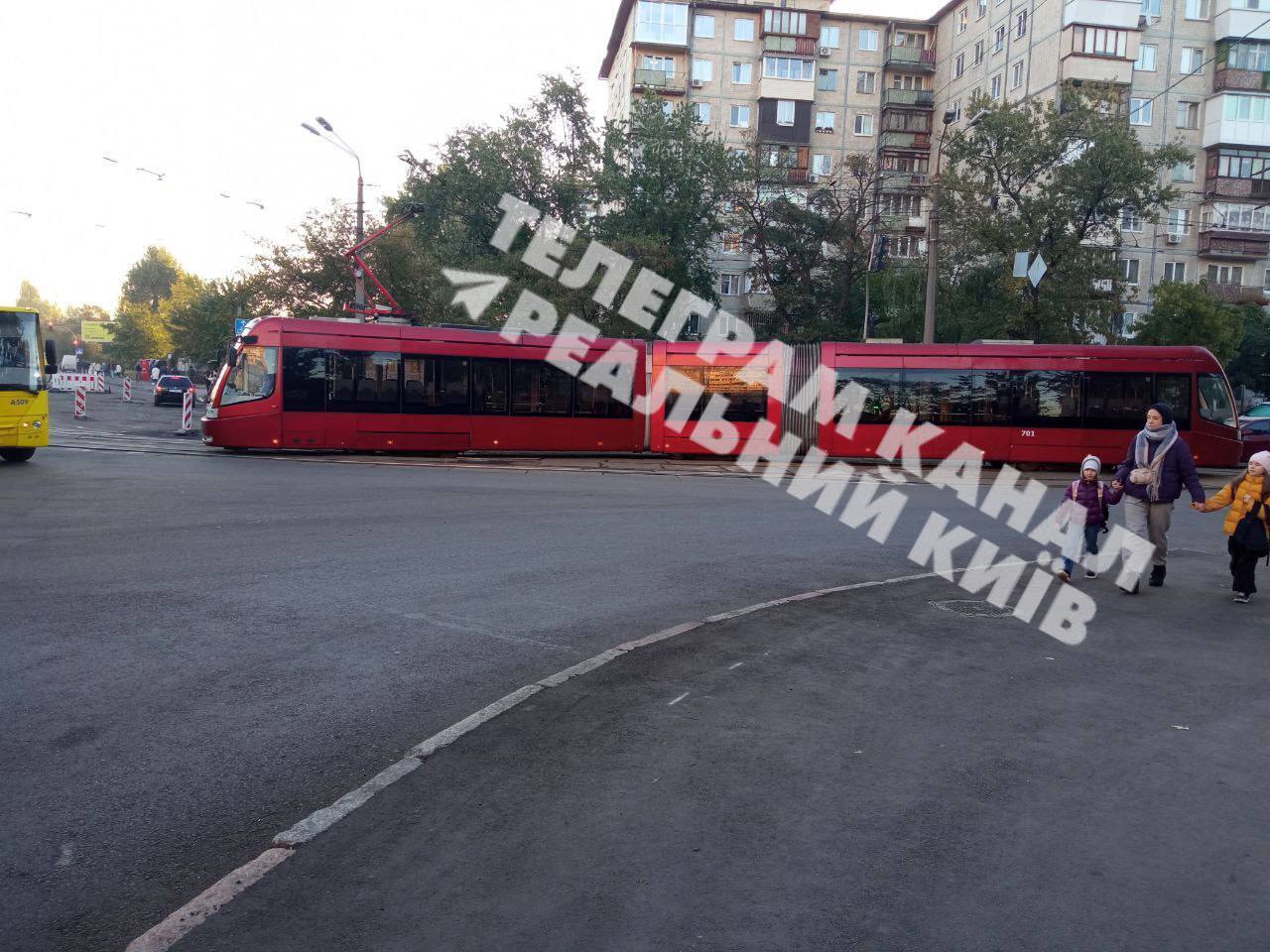 В Киеве временно невозможно выехать с Троещины на трамвае: один из вагонов сошел с рельсов. Фото и видео