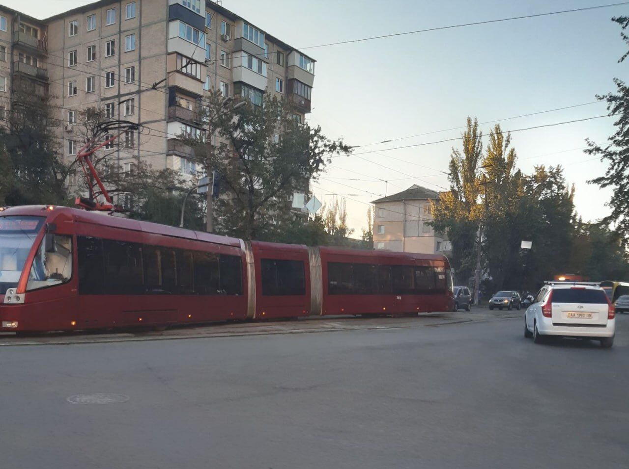 У Києві тимчасово неможливо виїхати з Троєщини на трамваї: один з вагонів зійшов з рейок. Фото і відео 