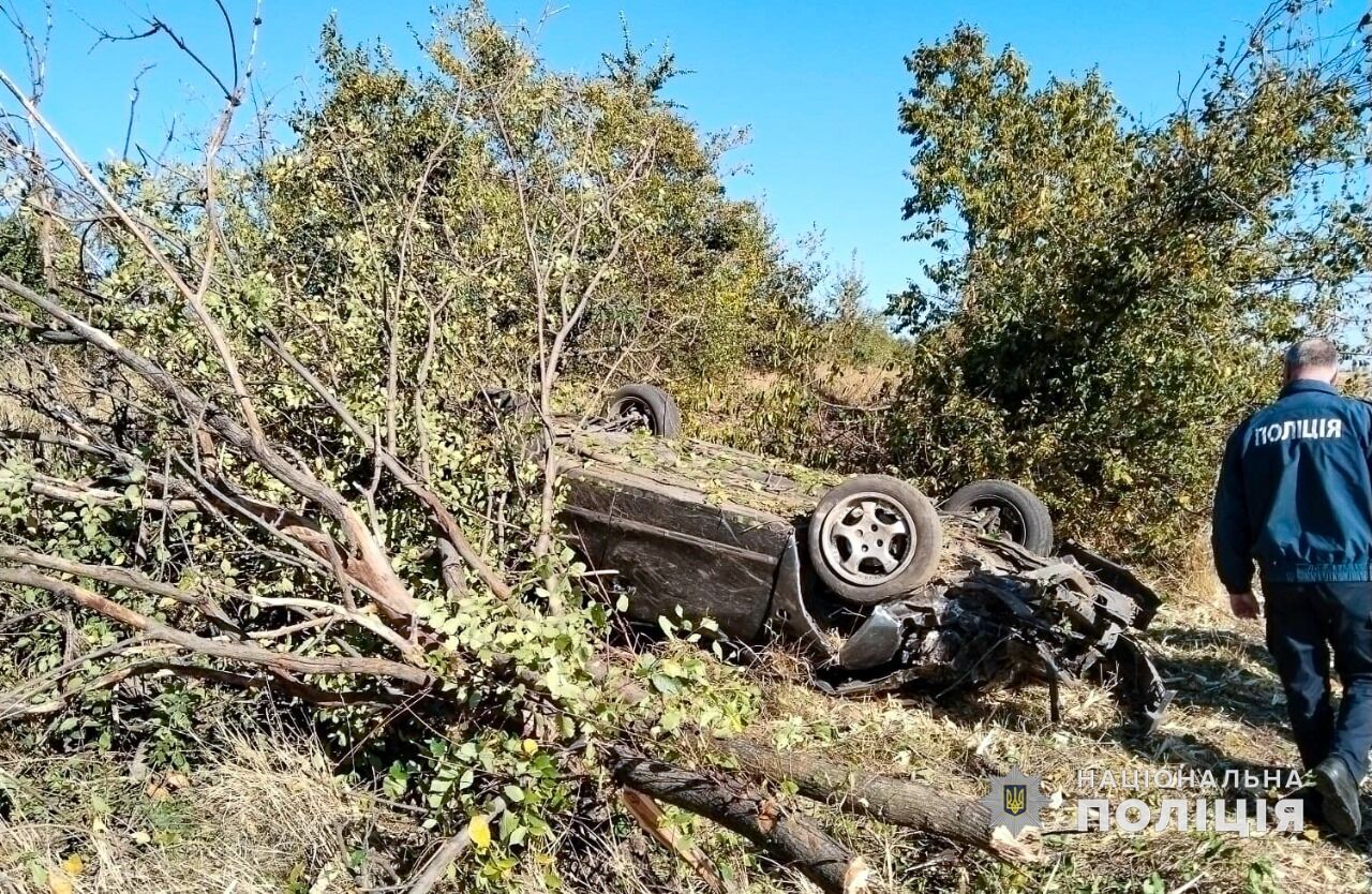 Авто вылетело в лесополосу и опрокинулось: в Одесской области после свадьбы в ДТП погибли жених и брат невесты – СМИ